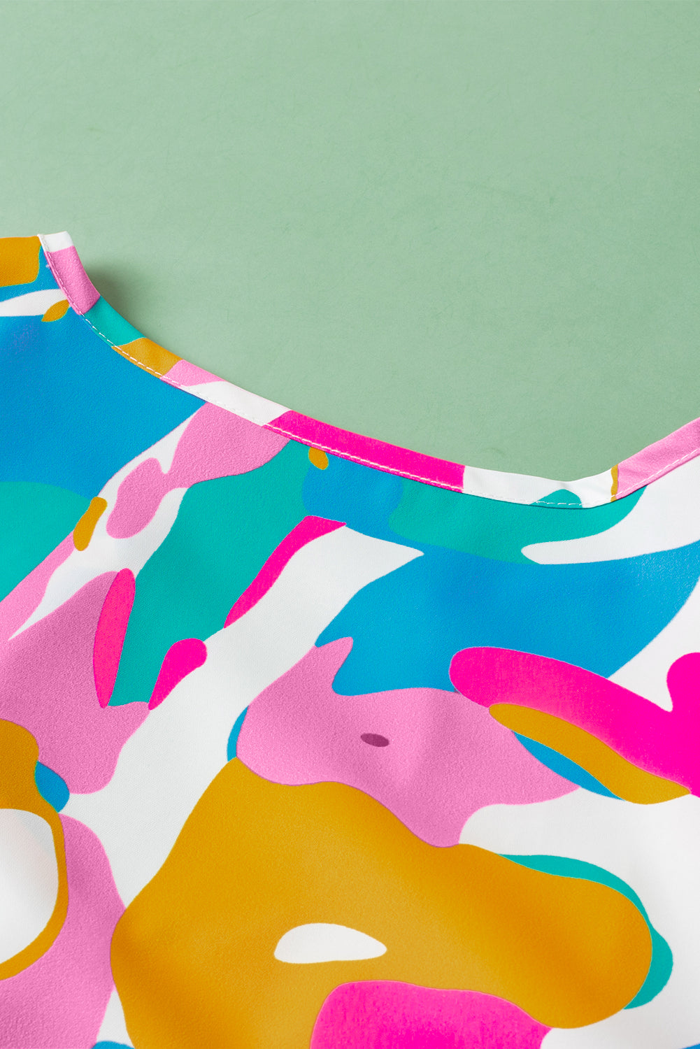 Veelkleurige blouse met abstracte print en gekerfde hals en fladdermouwen