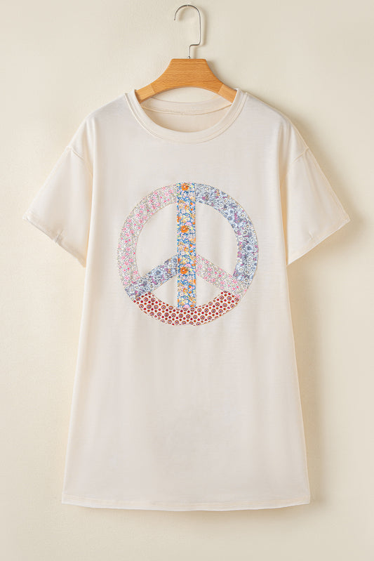 Wit grafische t -shirtjurk met witte bloemen.