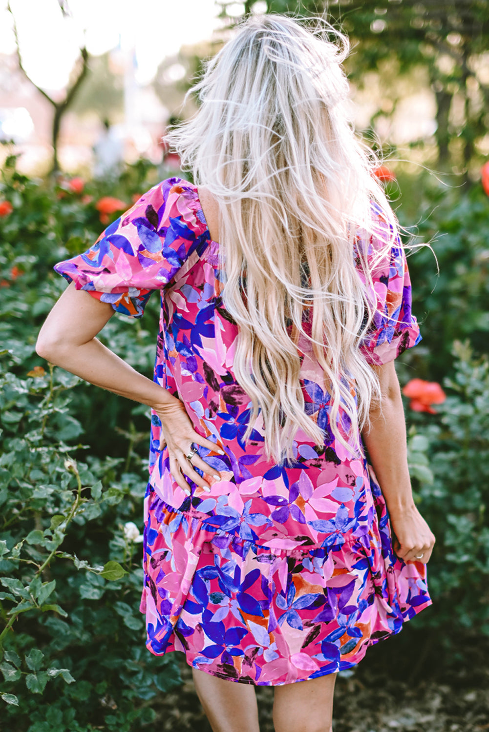 Paarse bloemenprint korte jurk met ruches en pofmouwen
