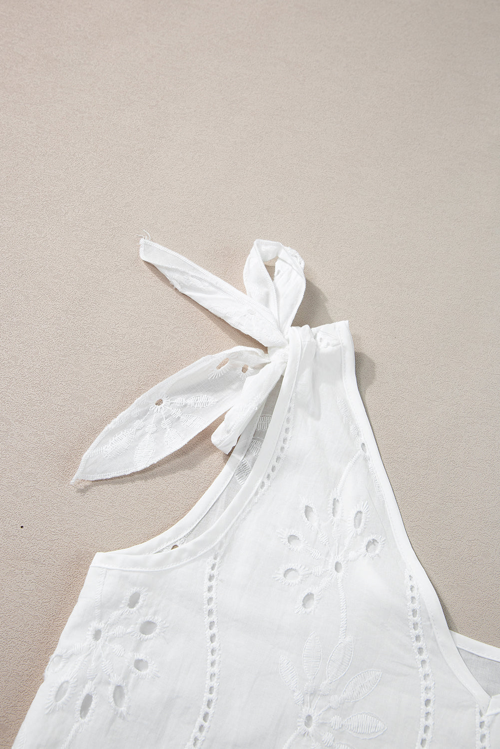 Witte tanktop met geknoopte bandjes en V-hals met borduurmotief