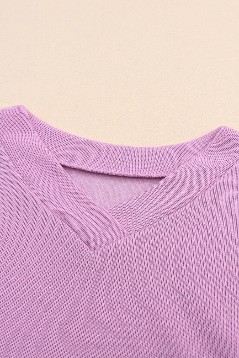 Paarse gebreide blouse met V-hals en knoopmanchetten