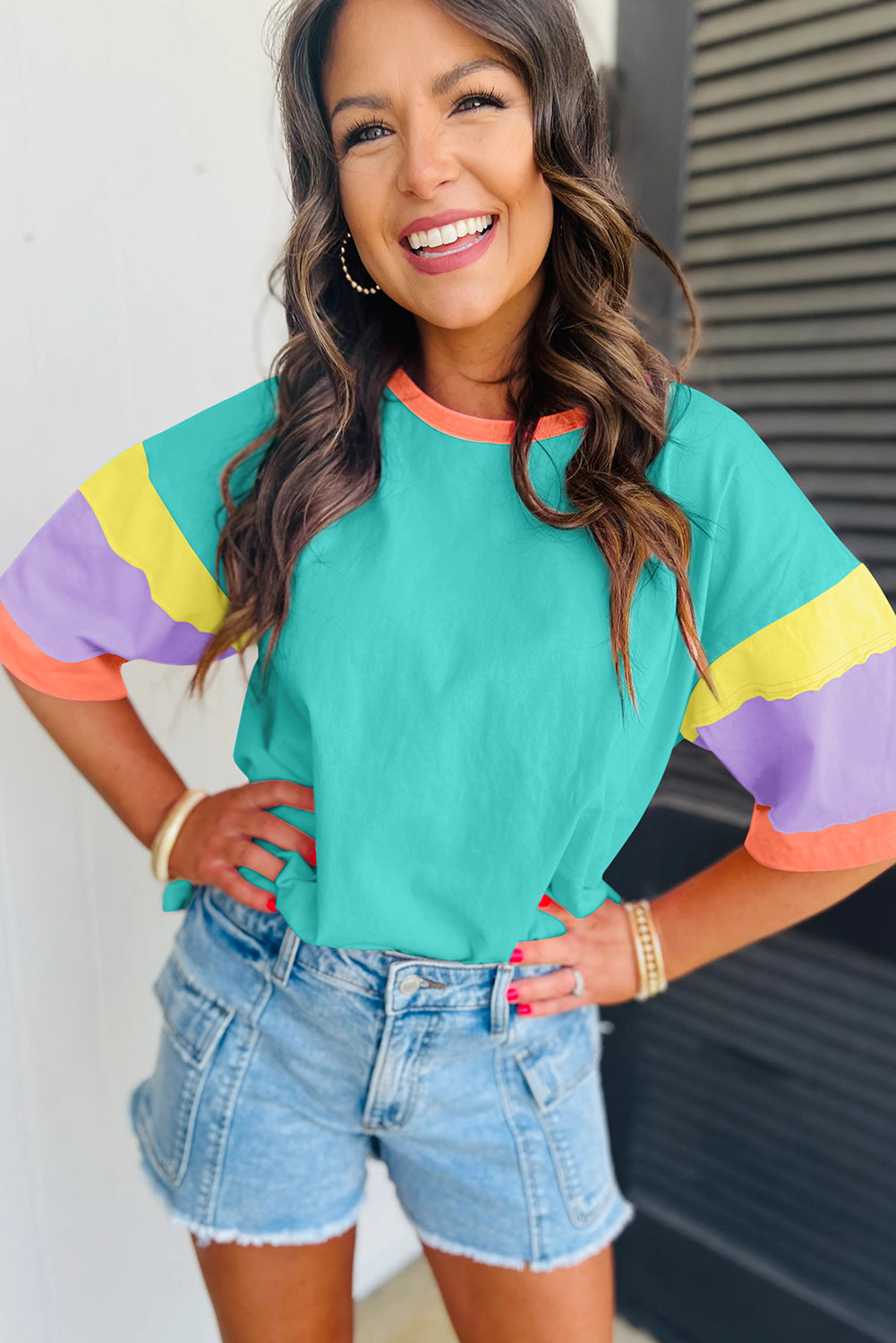 Lichtblauwe oversized top met kleurblokken en stiksels op de mouw en ronde hals