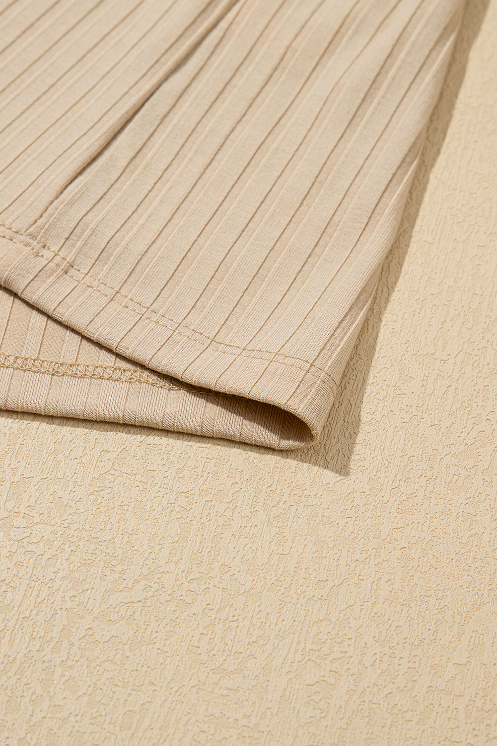 Beige geribbelde kraag met knopen met lange mouwen slanke bovenste top