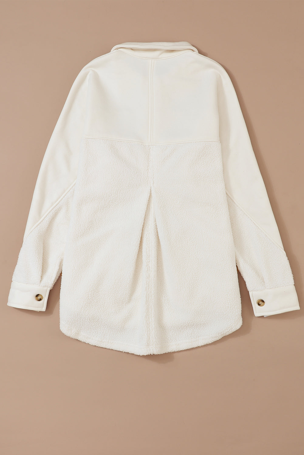 Beige gestikte zak met knoopsluiting en onafgewerkte zoom