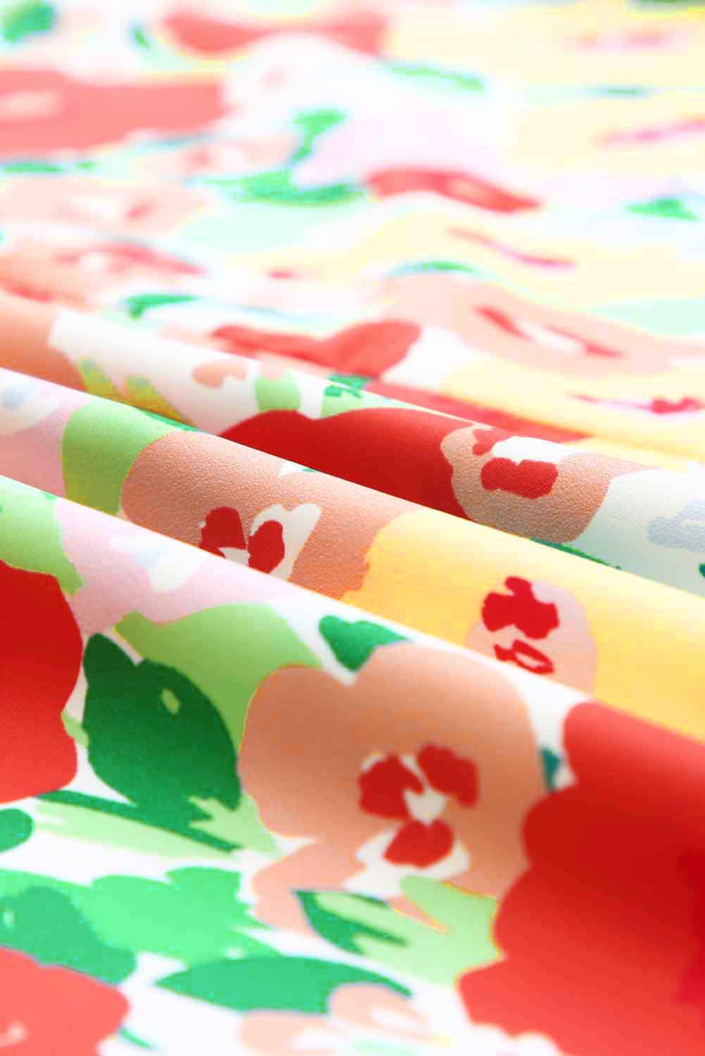 Vurige rode bloemenprint gegolfde blouse met korte mouwen en V-hals