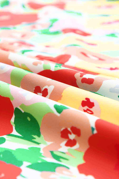 Vurige rode bloemenprint gegolfde blouse met korte mouwen en V-hals