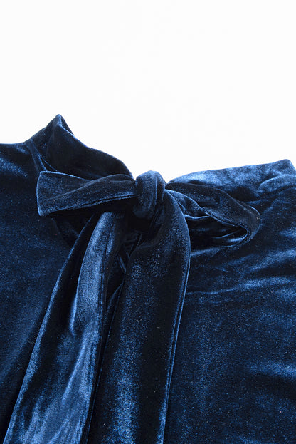 Marineblauwe fluwelen blouse met nephals en pofmouwen